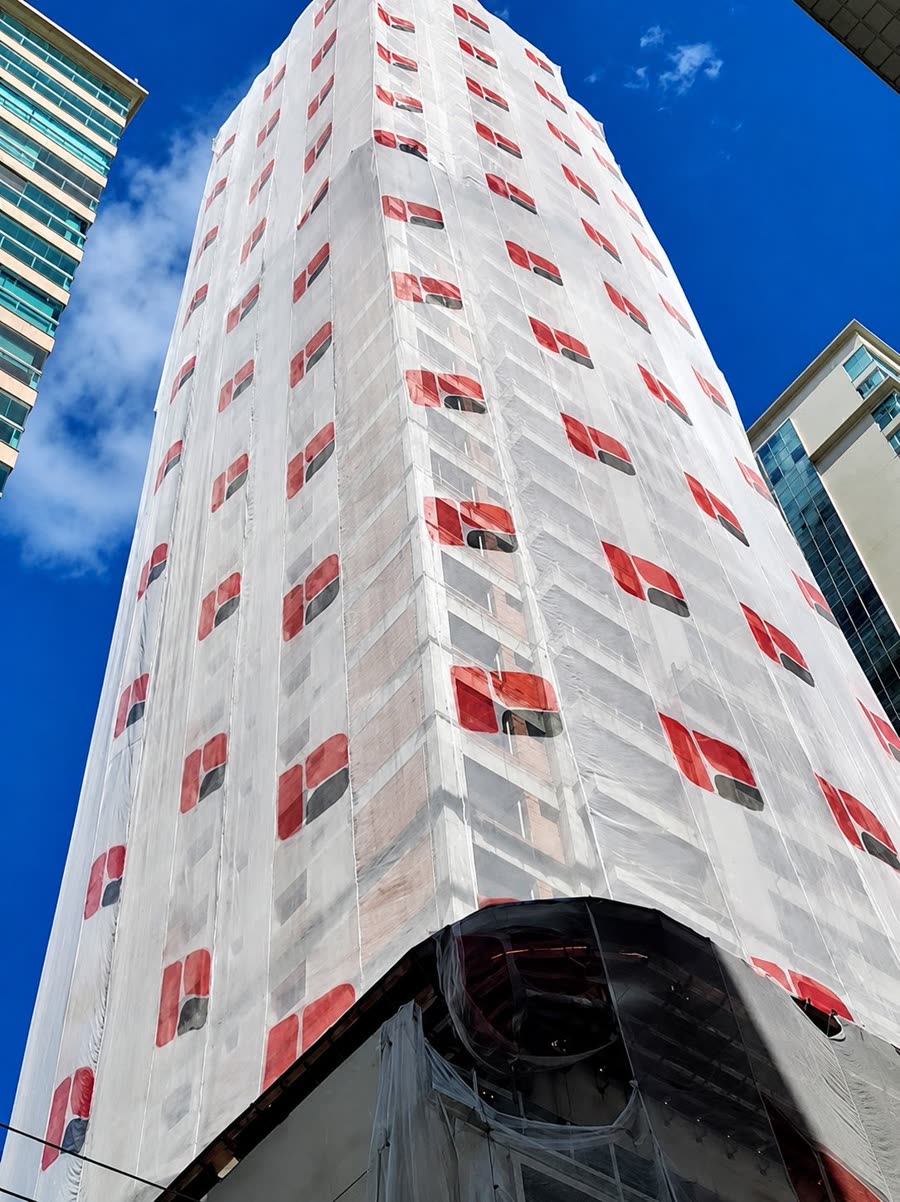 Torre residencial de mais de 20 pavimentos totalmente protegida com tela fachadeira ELG em Curitiba